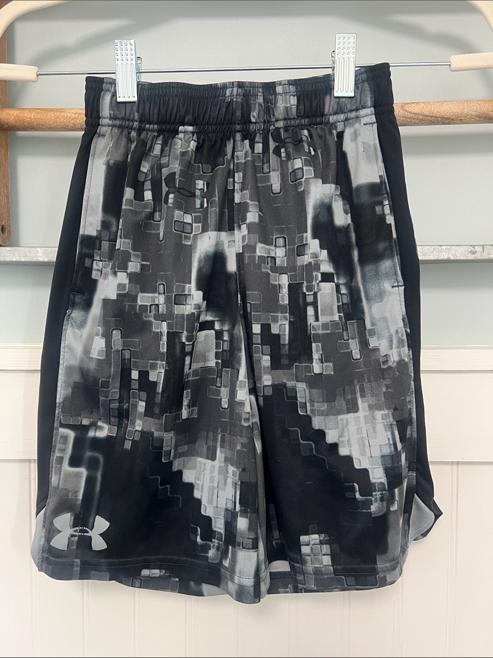 Boys under Armour performance pull-up shorts size small
